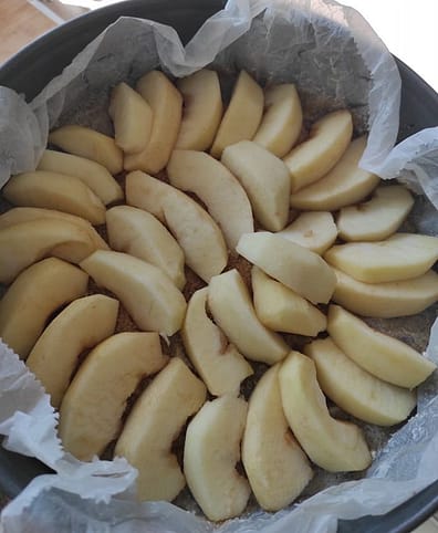 ετοιμάζουμε την βάση για ανάποδη καραμελωμένη μηλόπιτα