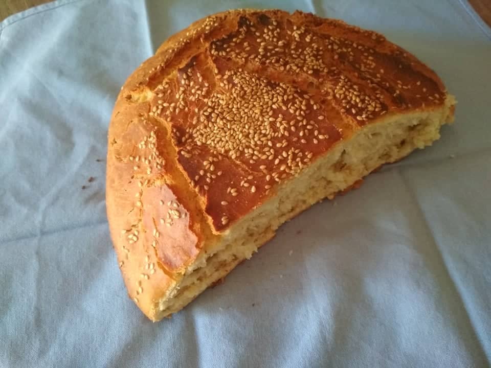 Φρεσκοψημμένο ψωμί στη γάστρα